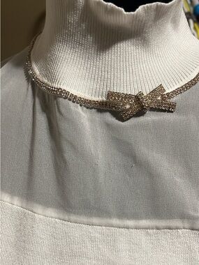 Cable & Gauge Cream Sleeveless Turtleneck Sweater with Rhinestone Bow Trim
